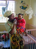 Stichting lange leve het Zambiaanse kind : Janet die wordt vastgehouden door verzorgster Agnes